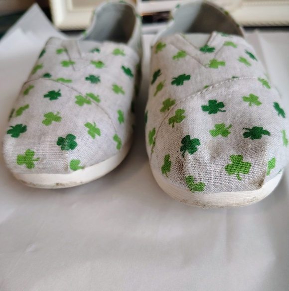 TOMS Shamrock Clover Slip On Shoes - Picture 3 of 7